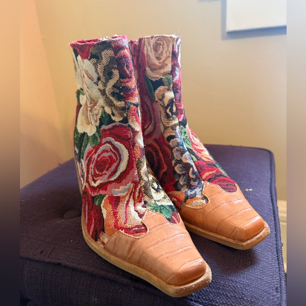 Jeffrey Campbell Heeled
Western Boots